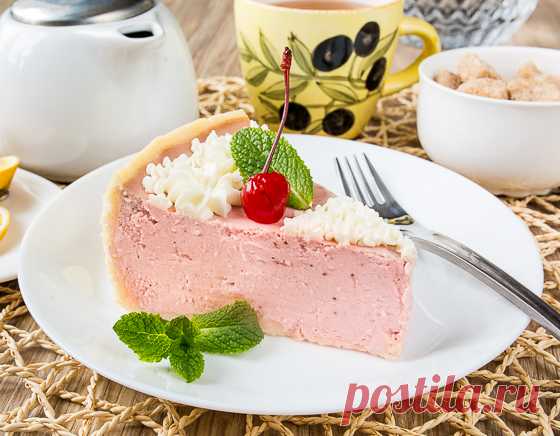 Клубничный творожник на Вкусном Блоге Давно я не радовала вас творожной выпечкой. Пора встряхнуть эту тему. Сегодня у нас будет (а у кого-то уже и был 😉 ) вкуснейший клубничный творожник. Можно смело рассматривать этот пирог как более бюджетную альтернативу чизейкам – в составе нет ни сливочного сыра, ни жирных сливок. Клубника здесь используется замороженная…