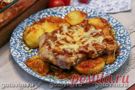 Отбивные из свиной шейки с картофелем, запеченные в томатом соусе . Рецепт с фото В турецкой кухне есть рецепт вкусной домашней запеканки из картошки и мясного фарша с томатным соусом - пататэс отуртма (Patates Oturtma). Вот его-то я и взяла за основу своей запеканки из свиной шейки, но с некоторыми изменениями. Турецкие хозяйки не ленятся перед запеканием обжаривать нарезанный кругляшками картофель. Меня же хватило только на то, чтобы картофель почистить, сварить и в тако...