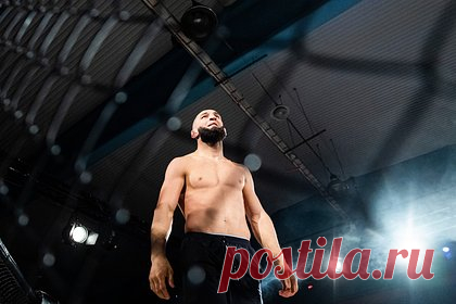 У Чимаева сменился соперник по бою в UFC. Представляющий ОАЭ боец смешанного стиля (MMA) Хамзат Чимаев получил нового соперника по бою в Абсолютном бойцовском чемпионате (UFC). На турнире UFC 294 бойцу чеченского происхождения предстоит подраться с нигерийцем Камару Усманом, который сменил бразильца Пауло Косту.