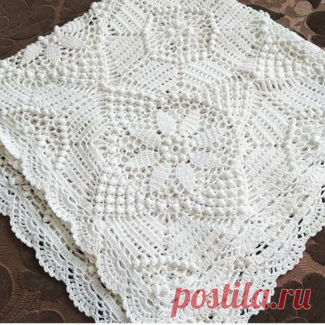 Скатерти, связанные квадратными мотивами