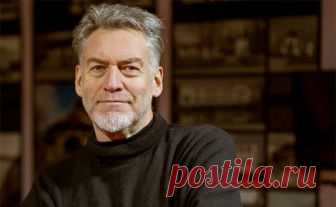 Блоги / Артемий Троицкий: Виктор Цой не служил в армии… Восхищаюсь поступком молодых музыкантов, показавших средний палец милитаризму, алчности и лицемерию. А вы, ветераны рок-труда, лучше бы тянулись за хрупкой Монеточкой, чем за длинным грязным рублём…