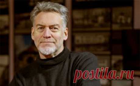 Блоги / Артемий Троицкий: Виктор Цой не служил в армии… Восхищаюсь поступком молодых музыкантов, показавших средний палец милитаризму, алчности и лицемерию. А вы, ветераны рок-труда, лучше бы тянулись за хрупкой Монеточкой, чем за длинным грязным рублём…