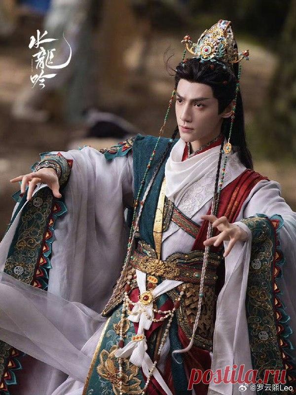 Божественно прекрасный лис-дракон Ло Юньси в образах из дорамы 