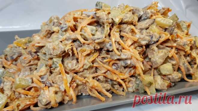 САЛАТ ВСЕГО ИЗ 4-Х ИНГРЕДИЕНТОВ, НО ВКУС БЕСПОДОБНЫЙ! И для праздника, и для ужина! Ингредиенты: куриная печень — 400 грамм морковь по-корейски — 100 грамм лук — 2 средние головки соленые огурцы — 2—3 шт.