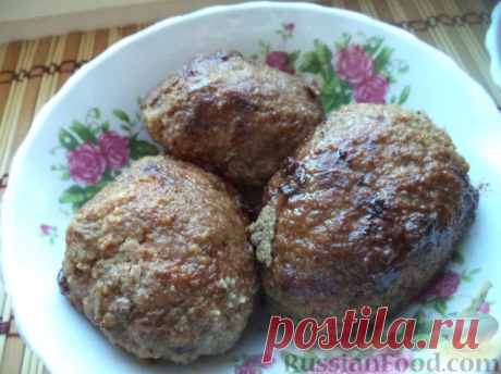 Котлеты, рецепты на RussianFood.com: 3009 рецептов котлет Котлеты – как правило, мясное изделие из фарша в виде лепёшки. Словом côtelette французы называют надрёберное мясо на туше свиньи (côte - ребро), поэтому связь котлеты с мясом не случайна. Но котлеты можно приготовить не только из мяса и не только из фарша. Подробней о котлетах ...