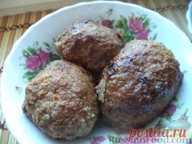 Котлеты, рецепты на RussianFood.com: 3009 рецептов котлет Котлеты – как правило, мясное изделие из фарша в виде лепёшки. Словом côtelette французы называют надрёберное мясо на туше свиньи (côte - ребро), поэтому связь котлеты с мясом не случайна. Но котлеты можно приготовить не только из мяса и не только из фарша. Подробней о котлетах ...