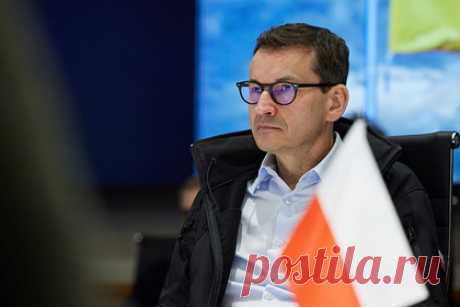 В Польше призвали Евросоюз прекратить торговлю с Россией. Премьер-министр Польши Матеуш Моравецкий предложил Европейскому союзу полностью остановить торговлю с Россией. По мнению польского премьера, такие меры должны включать «запрет входа российских кораблей под российским флагом с российскими товары в порты, а также запрет торговли сухопутными путями».
