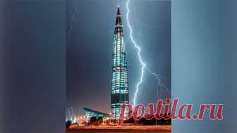 Ужасающая красота: удар молнии в самое высокое здание Европы сняли на видео Момент попадания разряда молнии в верхушку небоскреба сняли очевидцы.