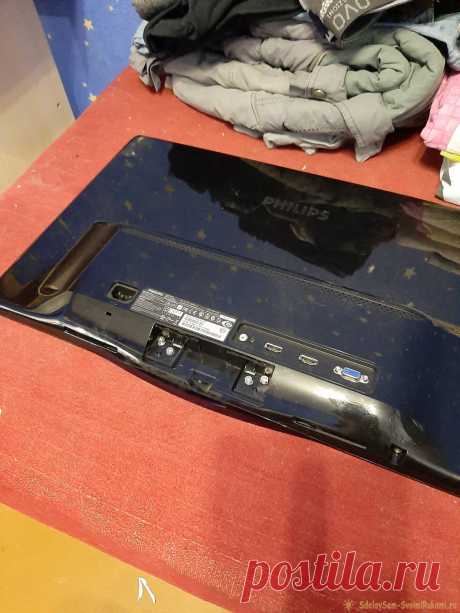 Как повесить монитор если нет отверстий под кронштейн Задался я как то вопросом о телевизоре на кухню. Цены конечно на современные тв «шикарные». Придумал я тогда тему (не скажу что я первооткрыватель), сначала для дачи сделал, монитор от компа плюс триколор. Вход был VGA, но на Али Экспресс есть переходники на HDMI. Вот и на кухню, думаю, надо