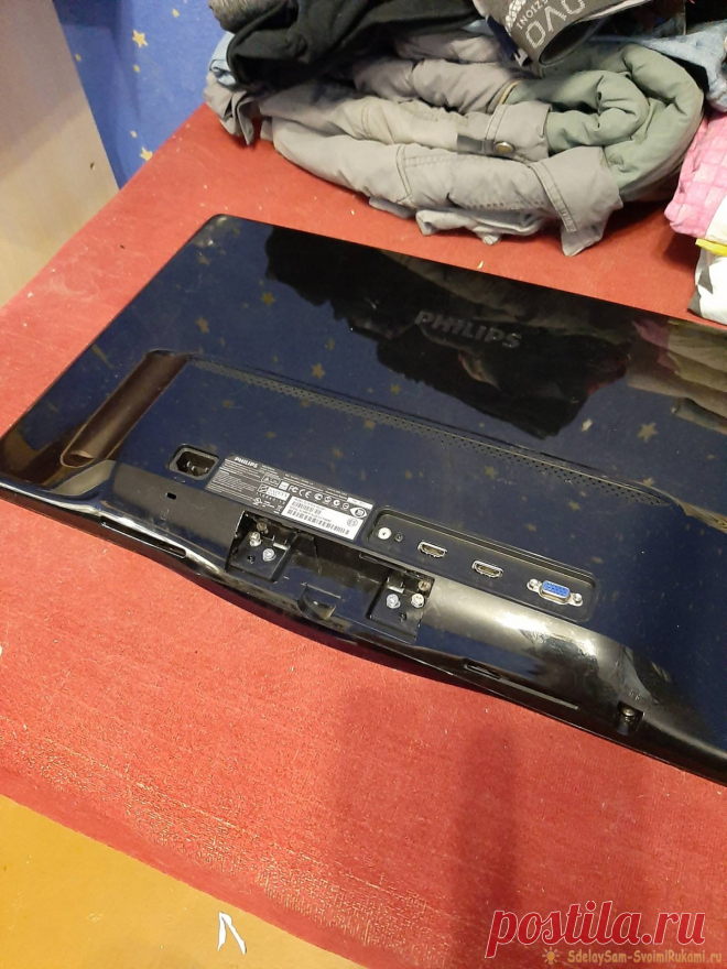 Как повесить монитор если нет отверстий под кронштейн Задался я как то вопросом о телевизоре на кухню. Цены конечно на современные тв «шикарные». Придумал я тогда тему (не скажу что я первооткрыватель), сначала для дачи сделал, монитор от компа плюс триколор. Вход был VGA, но на Али Экспресс есть переходники на HDMI. Вот и на кухню, думаю, надо