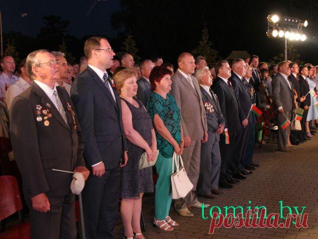 TOMIN.BY - День Независимости в Бресте завершился концертом, совместным исполнением гимна и салютом