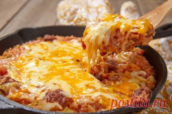 ТОП-5 запеканок 

Запеканка с мясным фаршем и картофелем 

Ингредиенты: 
-Говяжий фарш — 500 г 
-Картофель — 1 кг 
-Яйцо — 1 шт. 
-Молоко — 250 мл 
-Сливочное масло — 100 г 
-Лук репчатый — 1 шт. 
-Сыр — 50 г 
-Соль, перец — по вкусу 

Приготовление: 
1. Почистить и отварить картофель в подсоленной воде. Слить воду, добавить 50 г сливочного масла и растереть в пюре. 
2. Подогреть молоко и добавить в пюре. Размешать до получения однородной массы. 
3. Почистить и мелко нарез...