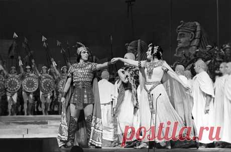 Сцена из оперы Джузеппе Верди «Аида». Партию Амнерис исполняет народная артистка РСФСР Елена Образцова, в роли Радамеса — заслуженный артист РСФСР Владислав Пьявко, 1976 год.
 | Фотогалерея: В Москве простились с Еленой Образцовой - Новости Mail.Ru