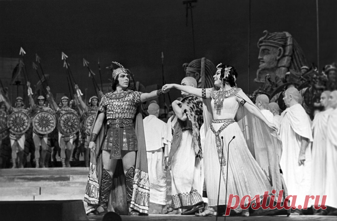 Сцена из оперы Джузеппе Верди «Аида». Партию Амнерис исполняет народная артистка РСФСР Елена Образцова, в роли Радамеса — заслуженный артист РСФСР Владислав Пьявко, 1976 год.
 | Фотогалерея: В Москве простились с Еленой Образцовой - Новости Mail.Ru