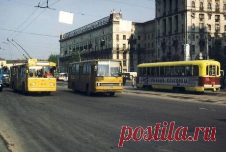 Транспорт нашего детства В нашей памяти остались ЛАЗики, ЗиУ и прочие изобретения советского автопрома как транспорт нашего детства. В них было удобно смотреть через прозрачное стекло за работой водителя, виснуть на поручнях ...