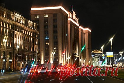 Госдума отказалась оплачивать бензин депутатам на иномарках. Депутатов Госдумы во время работы в Москве и в регионах с 1 января 2024 года обязали пересесть на автомобили отечественного производства. Об этом сообщает URA.RU. Минпромторг выпустило список машин, на которых рекомендуется передвигаться парламентариям. В их число вошли Lada, Haval и другие.