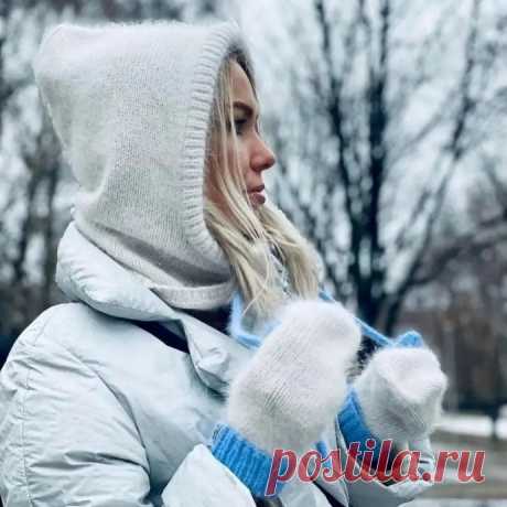 Бело-синий капор спицами