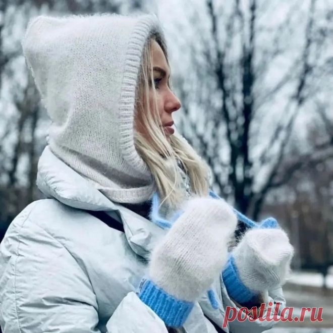 Бело-синий капор спицами