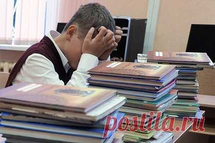 Российских преподавателей заподозрили в пропаганде идеологии АУЕ. Двух преподавателей спецшколы № 124 в Екатеринбурге заподозрили в пропаганде запрещенного в России экстремистского движения «Арестантское уголовное единство» (АУЕ). Об этом сообщает Ura.ru со ссылкой на источник в силовых структурах. Один из преподавателей рассказывал воспитанникам о «мастях» в тюремных колониях.