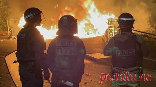 В регионе Иль-де-Франс сожгли около 20 автобусов в ходе ночных беспорядков