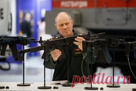В «Калашникове» рассказали об интересе заказчиков к автоматам под патрон НАТО. Российский автомат АК-19 вызывает интерес у иностранных заказчиков, сообщил президент концерна «Калашников» Алан Лушников. АК-19 под патрон калибра НАТО 5,56 на 45 миллиметров создан на основе АК-12. Автомат получил целик новой конструкции и облегченный телескопический приклад.