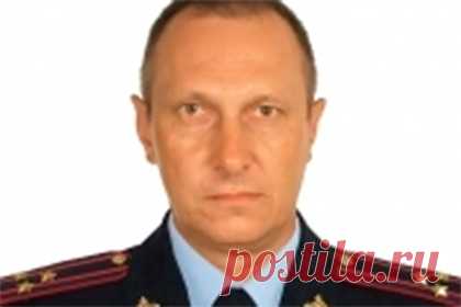 Суд арестовал принимавшего экзамены за деньги начальника ГИБДД Приморья. Суд арестовал начальника ГИБДД Приморья Олега Зубакина, который принимал госэкзамены на водительские права за деньги. Ранее у него была определена лишь мера процессуального принуждения — обязательство о явке. Следствие считает, что деньги за экзамены — от 50 до 120 тысяч рублей — он получал через посредников.