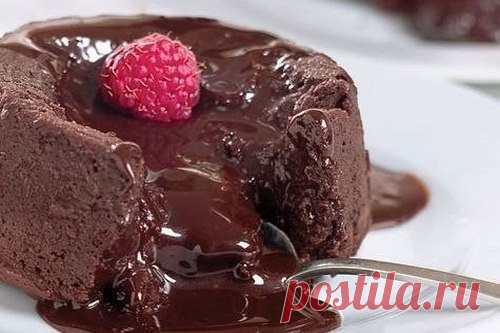 Тающий шоколад (Fondant au chocolat) 

Ингредиенты (пропорция на двоих): 

- 80г черного шоколада (минимум 60% какао) 
- 50г сливочного масла 
- 2 яйца 
- 40 гр сахара 
- 30 гр муки 
- форма для выпечки диаметром 20 см с высотой бортиков не менее 5 см 

Приготовление: 

Для начала надо растопить 80г шоколада и 50г масла. 

Два яйца хорошо размешайте с 40г сахара. 

Добавьте растопленный шоколад. 

Всыпьте 30г муки, перемешайте хорошо. 

Разлейте по смазанным маслом и посып...