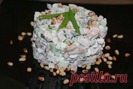 Салат "Леон" с курицей
отвар. кур. грудка – 300 гр.
- сырых шампиньонов - 200 гр.
- зеленое яблоко - 1 шт.
- стебль сельдерея - 1 шт.
- зел.лук
- кедровые орешки - 3 ст.л.
заправка:
- сметана (по желанию майонез)
- лимон. сок
- соль
Режем кубиками курицу, шампиньоны, сельдерей,яблоко+, лим.сок, + лук. Обжариваем орешки.
Перемешиваем курицу, грибы, сельдерей, яблоки, лук. Солим, заправляем сметаной (или майонезом) +орешки
Приятного аппетита