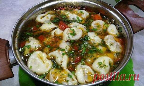 Часто бывает, что вам хочется какого-нибудь вкусного супа, а дети просят чего-то более простого вроде домашних пельменей.

 В этом плане узбекская кухня оказалась весьма находчивой, изобретя овощной суп чучвару с пельменями. По сытности и вкусу очень напоминает солянку, а готовится на одном дыхании.
#рецепт
Ингредиенты (бульон):
Лук репчатый – 1 шт.
Болгарский перец – 2 шт.
Помидоры – 1 шт.
Картофель – 2 шт.
Морковь – 1 шт.
Растительное масло – 80 мл.
Соль – по вкусу
Кинза...