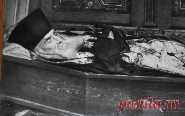 УДИВИТЕЛЬНОЕ, ВЕЛИКОЕ ЧУДО — В ГРЕЦИИ В НАШЕ ВРЕМЯ.
Святой митрополит Нектарий, умерший ещё в 1920 году — служил в храме больше недели!

Нам уже известно, что святителя Нектария почитают в Греции как великого чудотворца. Что в Элладе даже есть народная пословица 