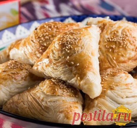 Самса  
 Ингредиенты:
Вода (холодная) — 1 стак.
Мука — 400 г
Масло сливочное — 100 г
Соль (в начинку) — по вкусу
Куриная грудка — 200 г
Лук репчатый — 1 шт.
Яйцо (для смазки) — 1 шт.
Кунжутные семечки — 1 ст. л.