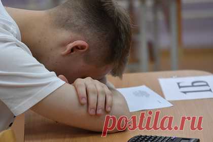 В российском регионе появился 17-летний первоклассник. Учащимся первого класса в вологодском поселке Таловка стал 17-летний подросток. В настоящее время он проходит медкомиссию и посещает уроки. При этом он не сидит в классе вместе с семилетними ребятами. Ему составили отдельное расписание, что позволит обезопасить юношу от обидных шуток со стороны одноклассников.