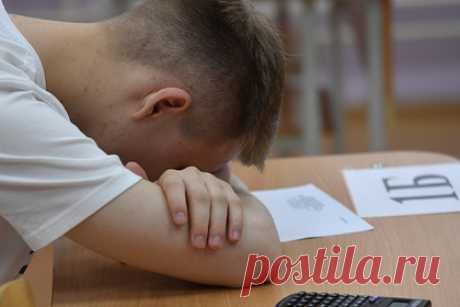 В российском регионе появился 17-летний первоклассник. Учащимся первого класса в вологодском поселке Таловка стал 17-летний подросток. В настоящее время он проходит медкомиссию и посещает уроки. При этом он не сидит в классе вместе с семилетними ребятами. Ему составили отдельное расписание, что позволит обезопасить юношу от обидных шуток со стороны одноклассников.