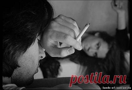 У нас не любовь, а просто бессонница,
Остывший мой кофе и твой тёплый чай.
Всё, что мы хотели, уже не исполнится.
Давай помолчим, только свет не включай.
Глаза в темноте огоньками подсвечены -
Мы курим как взрослые, долго, со вкусом...
И лица сквозь шторы луною расчерчены.
И чувства забытые в нас мёртвым грузом.
Никто не нарушит неловкость молчания,
Вопрос неуместен, не нужен ответ...
И нет больше повода выть от отчаянья.
Мы вроде бы вместе, но нас уже нет...