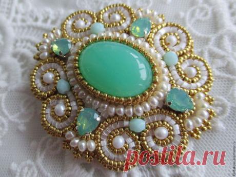 Купить Брошь с хризопразом "Tender feelings" - мятный, хризопраз натуральный, брошь с камнями