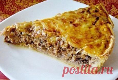 Пирог с мясом
1. Приготовить тесто, как на несладкую шарлотку, смешав: 3 яйца, 1 стакан муки, 1/2 стакана сметаны или кефира, 1/2 стакана майонеза, 1/2 ч. л. соды, не гасить, 1ч. л. соли. Должно получиться густоты сметаны.
2. Приготовить начинку: перекрутить на мясорубку отварное мясо, заправить поджаренным до золотистости луком. Отделено порубить на кубики 3 отварных яйца.
3. Половину теста вылить в форму, разложить мясо, сверху - порезанные яйца и залить второй половиной.
4. Выпекать при т