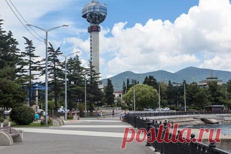 Россиянка описала отдых в гостинице Туапсе фразой «сутки без воды и света». Россиянка отдохнула в гостинице курортного города Туапсе и пожаловалась на отсутствие электричества и водоснабжения. «Снимали [номер] в гостинице &quot;Виктория&quot;, ее затопило тогда после наводнения, сутки без воды и света, с грудным ребенком, воду сами таскали на третий этаж», — такими фразами описала она свои эмоции.