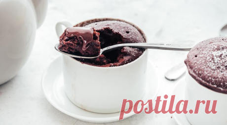 Шоколадный фондан - десерт с &quot;секретом&quot;: под хрустящей корочкой у него скрывается нежная жидкая начинка. Это маленький шоколадный кекс подает теплым, обычно с  шариком мороженного или со взбитыми сливками. В качестве завершающего штриха десерт можно украсить ягодами- клубникой, голубикой или малиной.