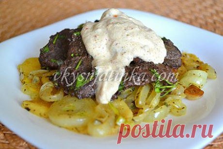 Жареная говяжья печень с луком и яблоком - рецепт с фото