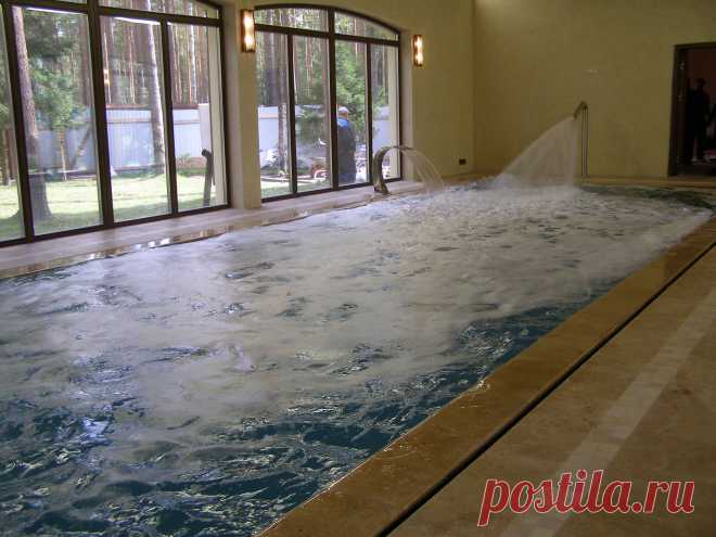 Переливной бассейн с системой линейного перелива 90 м3 в загородном доме под Петербургом