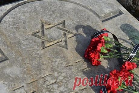 Дело против отрицавшего Холокост российского преподавателя прекратили. Санкт-Петербургский городской суд прекратил уголовное дело против бывшего преподавателя Северо-Западного института управления РАНХиГС и Санкт-Петербургского экономического университета Владимира Матвеева, который на вебинаре для учителей Ленобласти назвал Холокост мифом.