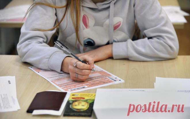 Глава Рособрнадзора ответил на слова Бастрыкина о ЕГЭ как «пытке». В Рособрнадзор не поступали конкретные предложения по проведению Единого государственного экзамена (ЕГЭ), заявил глава ведомства Анзор Музаев, комментируя слова главы Следственного комитета Александра Бастрыкина, который назвал этот вид аттестации школьников пыткой.