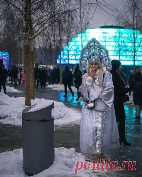 Каждой Мальвине — по мальве, домик в саду или около... 
Золушке — туфель хрустальный, принца, чтоб сердце заёкало... 
Герде — попутного ветра, муфту, дублёнку и валенки... 
Каждой Дюймовочке — лето... и первоцвет - самый аленький... 
Шапочкам Красным — по волку. Но по смешному и мелкому. 
И дровосеков вдогонку... Каждой Алисе — по зеркалу... 
Кто там ещё остаётся? Глупые эти...Снегурочки? 
Каждой Снегурке - по солнцу! Чтобы оттаяли дурочки) 
 
© Вита Савицкая