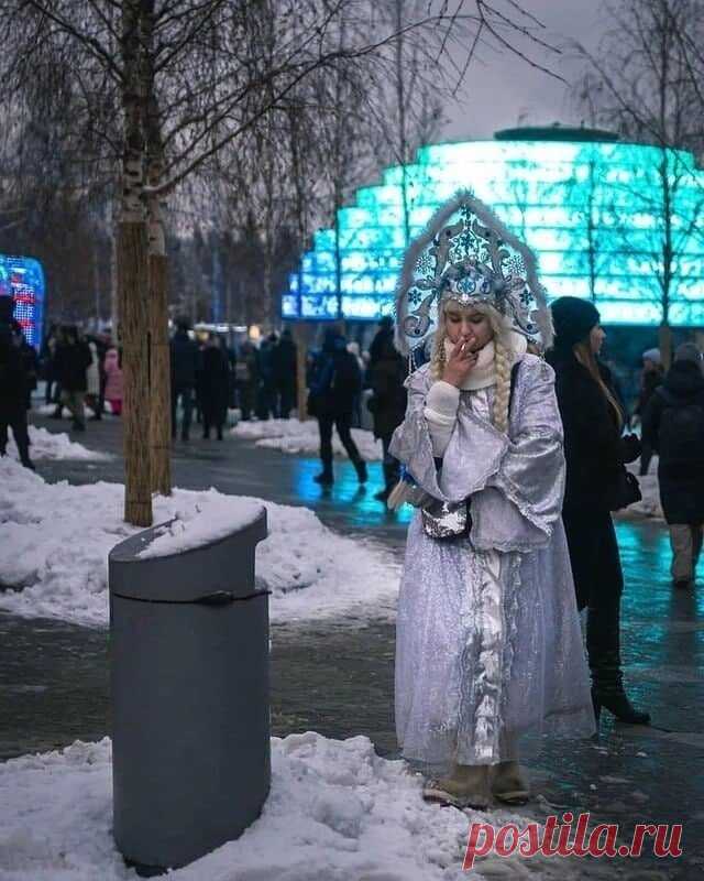 Каждой Мальвине — по мальве, домик в саду или около... 
Золушке — туфель хрустальный, принца, чтоб сердце заёкало... 
Герде — попутного ветра, муфту, дублёнку и валенки... 
Каждой Дюймовочке — лето... и первоцвет - самый аленький... 
Шапочкам Красным — по волку. Но по смешному и мелкому. 
И дровосеков вдогонку... Каждой Алисе — по зеркалу... 
Кто там ещё остаётся? Глупые эти...Снегурочки? 
Каждой Снегурке - по солнцу! Чтобы оттаяли дурочки) 
 
© Вита Савицкая