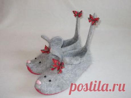 'Оптимальная авторская технология валяния обуви в домашних условиях' Мастер-класс Ирины Полубояриновой. Приглашаю на мастер-класс по валянию домашней обуви. Освоив на этом занятии технологию, вы сможете самостоятельно валять различную обувь и другие изделия из плотного войлока качественно и быстро. Технология оптимальна и выверена. Нет никаких лишних движений и манипуляций. Я валяю тапочки за 2-3 часа. И это правда! Ученики после наработки некоторого опыта тоже начинают ва...