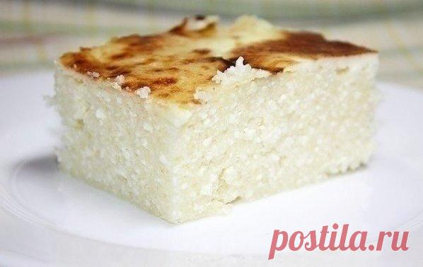 Фантастически вкусная творожная запеканка! 166 ккал/100 гр. Фантастически вкусная творожная запеканка!166 ккал/100 грИнгредиенты:250г. творога1 ст. ложка сахара0.5 чайной ложки соли2 яйца взбить2 ст. ложки манной крупы0.5 стакана молокаМанку с молоком смешать и дать постоять минут 10, чтобы крупа набухла. Взбить яйца с сахаром, добавить творог, соль и