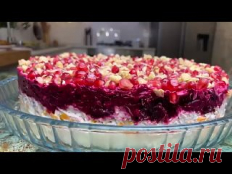 Шикарный салат из доступных ингредиентов с богатым вкусом 4 средние картошки2 средних моркови 1 крупная куриная грудка 3 средние свёклы ~10 штук цукат из черносливы 1 гранат1 стакан грецких орехов ~ 200 г.3 зубчика чеснока400 г. майонезачёрный молотый перец, соль по вкусу