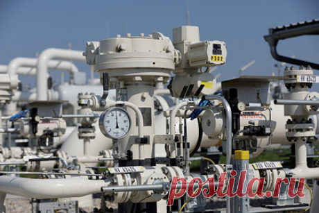 США предрекли энергетический кризис из-за проблем с газом. США в 2022 году грозит энергетический кризис из-за отставания в добыче и хранении газа. Общий объем добычи газа на внутреннем рынке за неделю сократился на 28 миллионов кубометров в сутки с пикового уровня в 2,76 миллиарда кубометров. В настоящее время запасы газа в США на десять процентов ниже традиционного уровня.