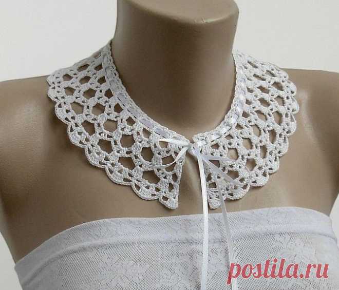 9 easy crocheted collar patterns free Dress up your sweaters, dresses, shirts and tops with beautiful crocheted collars. These free patterns will give you many ideas for how to approach it.