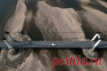 Подтверждена связь между глобальным потеплением и усилением засух. Интенсивность экстремальных засух и осадков резко выросла за последние 20 лет в результате антропогенного изменения климата. Более теплая атмосфера увеличивает скорость испарения воды в засушливые периоды, но она также содержит больше водяного пара, что вызывает сильные дожди.